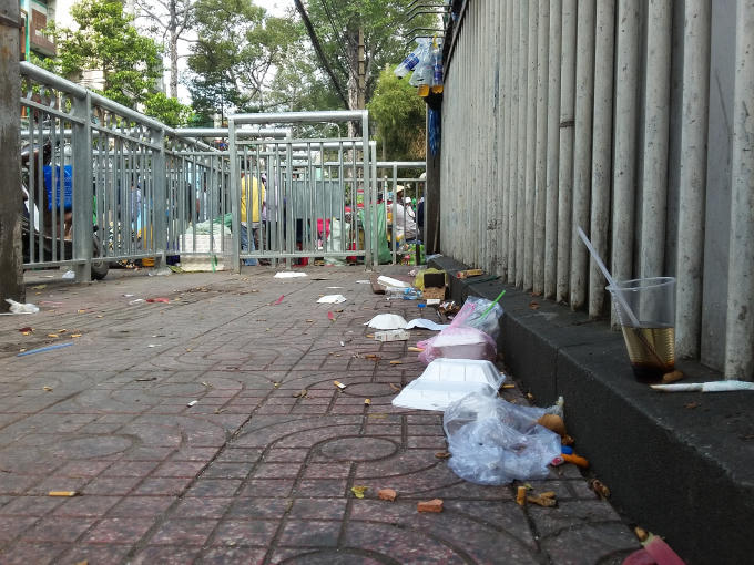 Vỉa hè đầy rác.