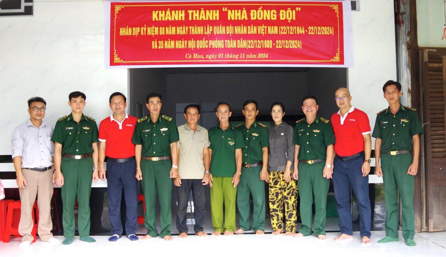 Đại diện Đồn Biên phòng Rạch Gốc và Chi nhánh Viettel Cà Mau bàn giao “Nhà đồng đội” cho quân nhân Nguyễn Văn Phong.