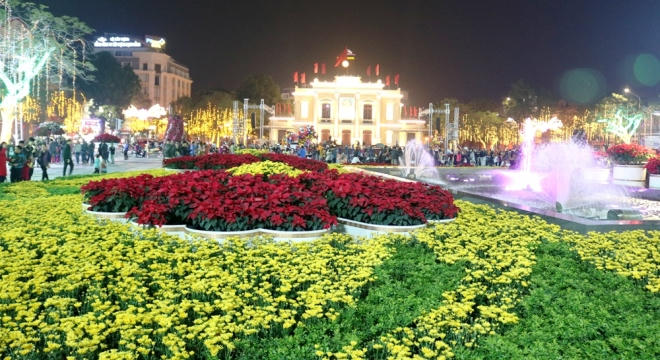 Nhiều người dân địa phương và du khách đến Hải Phòng dịp Tết Đinh Dậu cảm thấy thích thú khi Nhà hát lớn, quảng trường..., và nhiều tuyến phố trở nên rực rỡ sắc màu dưới ánh đèn trang trí, đèn cao áp.