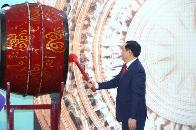 Phó Thủ tướng Vương Đình Huệ đánh trống khai xuân tại Ngân hàng TMCP Quân đội
