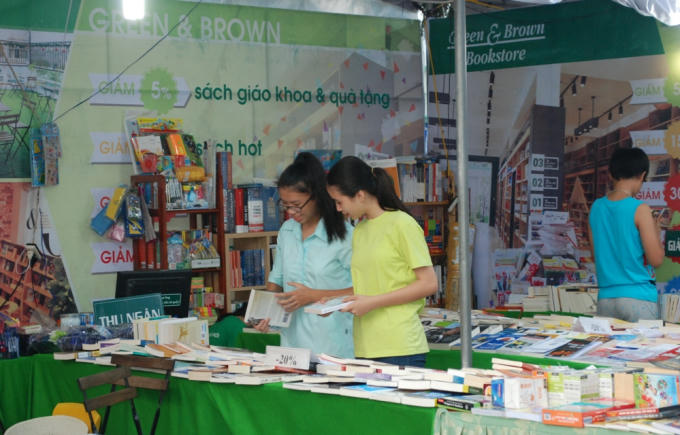 Các gian hàng giảm giá sách từ 20 đến 50% giúp các độc giả thoải mái lựa chọn sản phẩm hợp túi tiền.