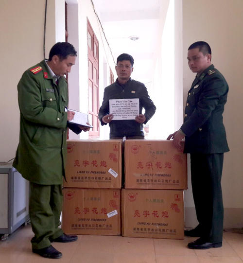 Đồn biên phòng Lũng Cú  bàn giao tang vật cho công an huyện Đồng Văn xử lý. (Ảnh: BĐBP Hà Giang).