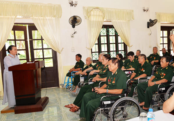 Thăm v&agrave; tặng qu&agrave; tại Trung t&acirc;m Điều dưỡng Thương binh H&agrave; Nam