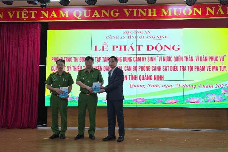 Chủ tịch UBND tỉnh thưởng nóng Ban chuyên án, Phòng CSĐT tội phạm về ma túy Công an tỉnh vì đã có thành tích xuất sắc trong đấu tranh phòng chống tội phạm.