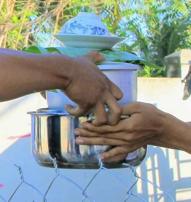 Người dân Văn Lâm 3 nhận tiếp tế từ bà con các thôn lân cận qua hàng rào cách ly.