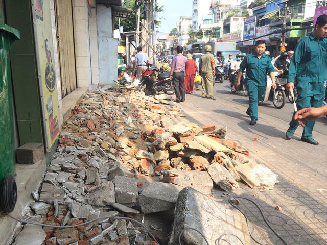 Phá dỡ các bục, bậc tam cấp bê tông lấn chiếm vỉa hè.