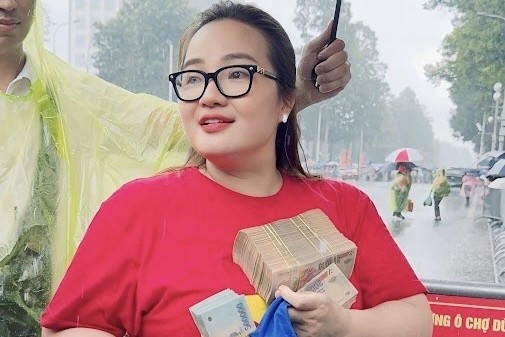 Hoàng Hường xây dựng hình ảnh là doanh nhân thành đạt, tích cực làm từ thiện (Ảnh: FBNV).