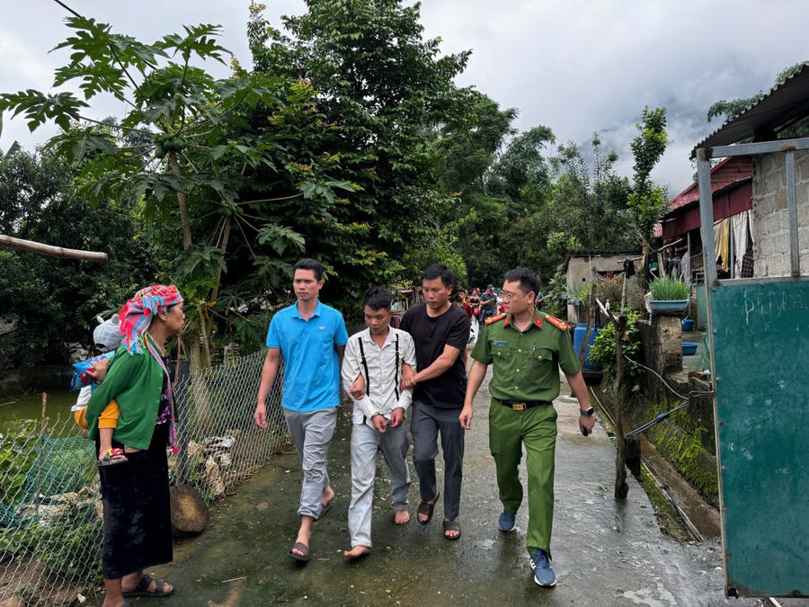 Công an tỉnh Lai Châu đã bắt giữ được đối tượng Hoàng Văn Tình khi đang lẩn trốn trên xà nhà.