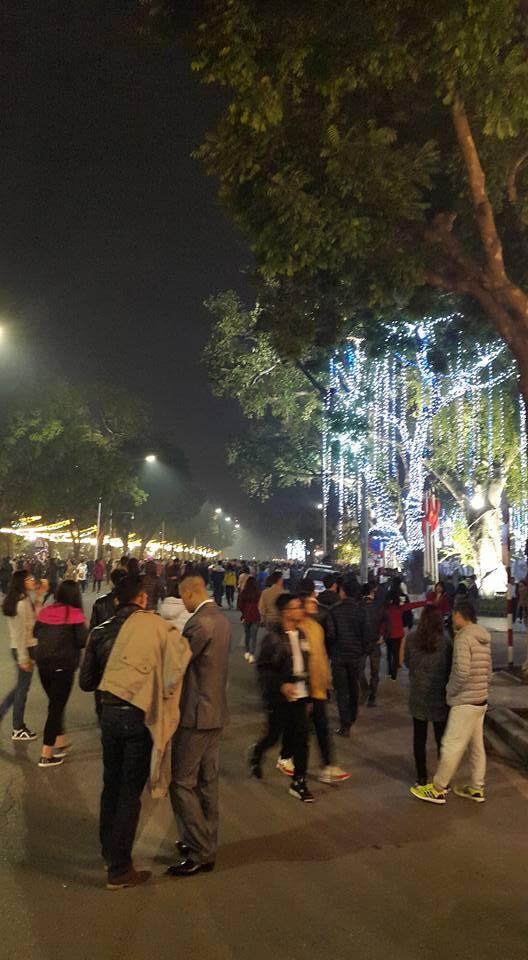 19h00 đêm 30 mọi người đã có mặt ở khu phố Tràng Tiền - Hồ Hoàn Kiếm. (ảnh: Minh Long).