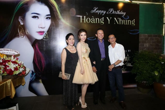 Nhạc sĩ Thế Hiển chụp ảnh kỷ niệm cùng Hoàng Y Nhung và bố mẹ người đẹp