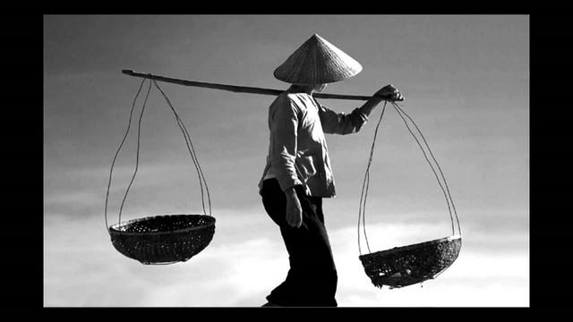 Quang gánh nặng trĩu đôi vai mẹ tôi (Ảnh minh họa: Internet)