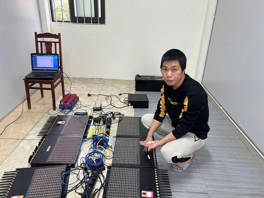 Các thiết bị điện tử nhóm đối tượng sử dụng để thực hiện hành vi phạm tội. Ảnh: CA Hưng Yên.