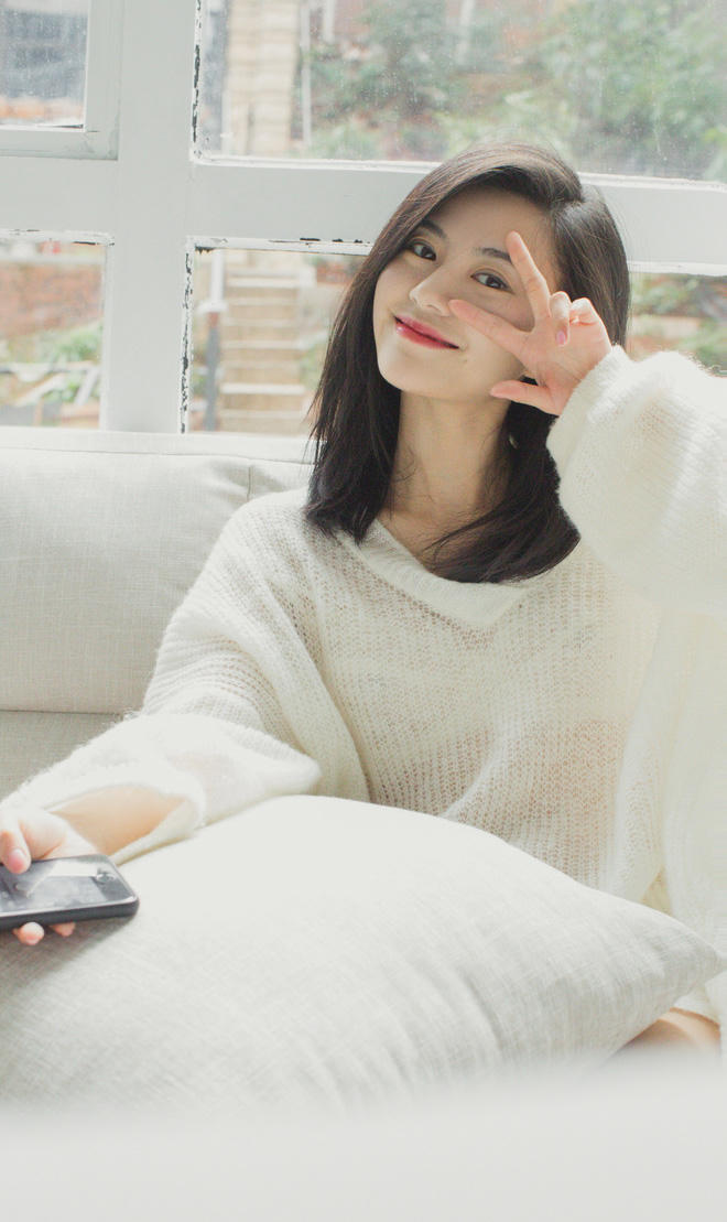 Tất nhiên cũng có những lúc cô nàng biến hình trẻ trung như thế này