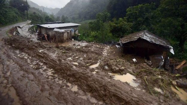 Một ngọn đồi ở gần thành phố Huauchinango bị sụp, khiến đất đá và bùn đổ xuống một ngôi làng ở gần đó, làm 11 người chết, trong đó có 8 trẻ em. Thị trưởng Gabriel Alvarado cho biết: "Đây là một thảm kịch đối với người dân Huauchinango”. (Ảnh: AFP)