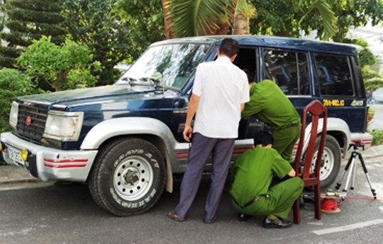 Cơ quan chức năng khám nghiệm chiếc xe ô tô của ông V.