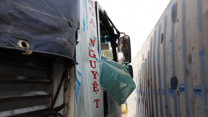 Chiếc xe tải bị vạ lây khi đang đậu.