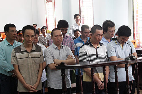 Nhóm thanh tra giao thông và "cò" bảo kê xe tải lĩnh án. (Ảnh: VNExpress)