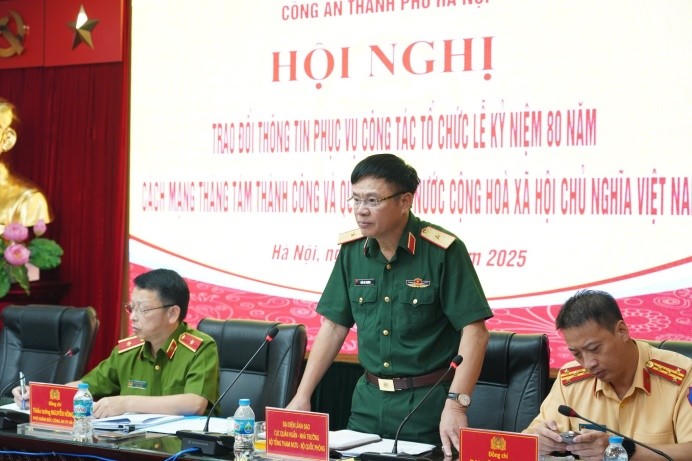 Thiếu tướng Trần Bá Khương, Phó Cục trưởng Cục Quân huấn – Nhà trường, Bộ Tổng Tham mưu phát biểu tại hội nghị.