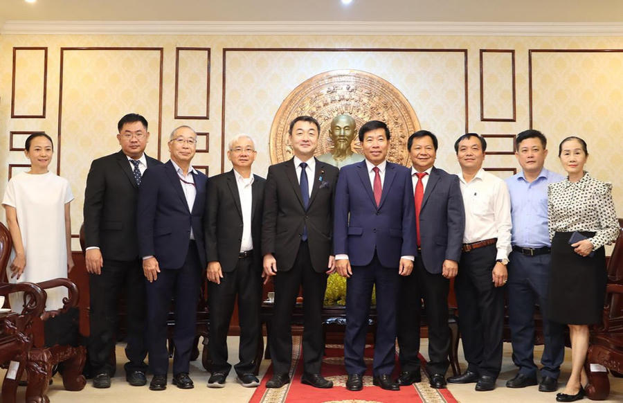 Lãnh đạo tỉnh Bình Phước và các thành viên đoàn công tác của Nhật Bản chụp hình lưu niệm.