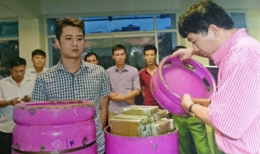 Nguyễn Quốc Hùng cùng tang vật trong Chuyên án 415T.