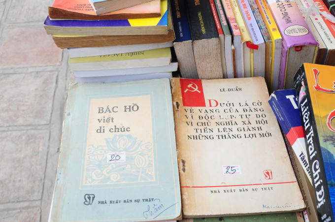 Sách được xuất bản từ rất lâu rồi nhưng vẫn được giữ gìn cẩn thận.