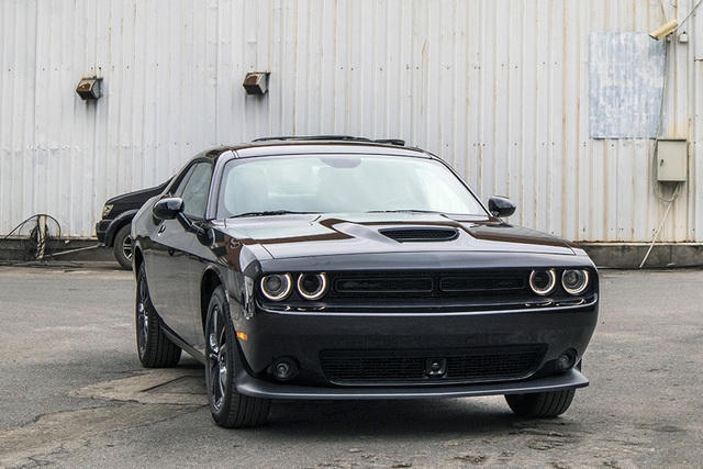 Hiện đơn vị phân phối chưa công bố giá, nhưng theo nhiều nguồn tin thì để sở hữu Dodge Challenger GT, khách Việt sẽ phải bỏ ra không dưới 3 tỷ đồng. Tại Mỹ, phiên bản này có giá khởi điểm 32.790 USD.
