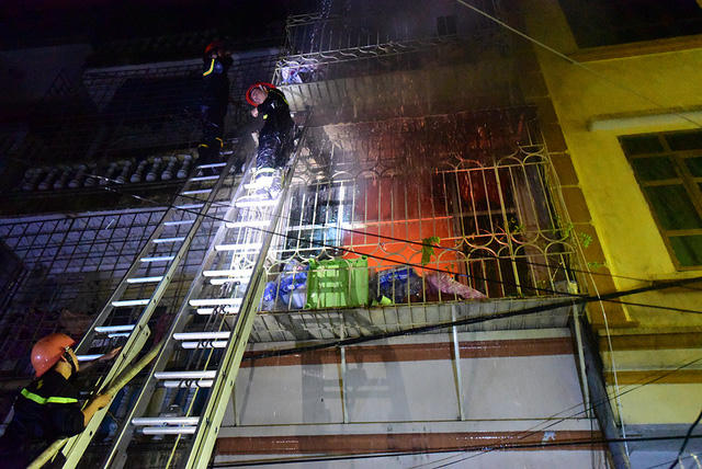 Căn nhà cao 4 tầng. Ngọn lửa cháy to từ tầng 2, lan sang các tầng khác. Lực lượng cứu hộ xác định, khi cháy, trong nhà có ba người.