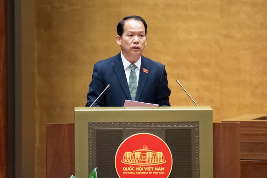Chủ nhiệm Ủy ban Pháp luật và Tư pháp Hoàng Thanh Tùng trình bày báo cáo thẩm tra.