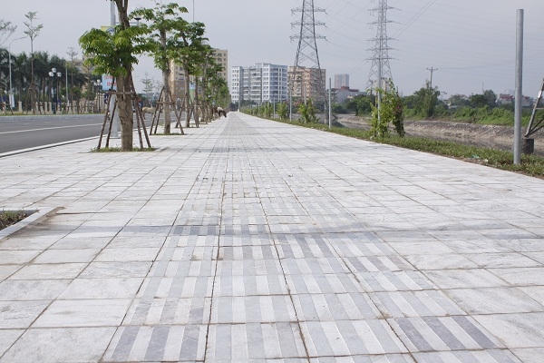 Vỉa hè tuyến đường rộng 7,25m được lát đá xanh tự nhiên. Hai bên vỉa hè được quy hoạch trồng cây xanh và thảm cỏ.