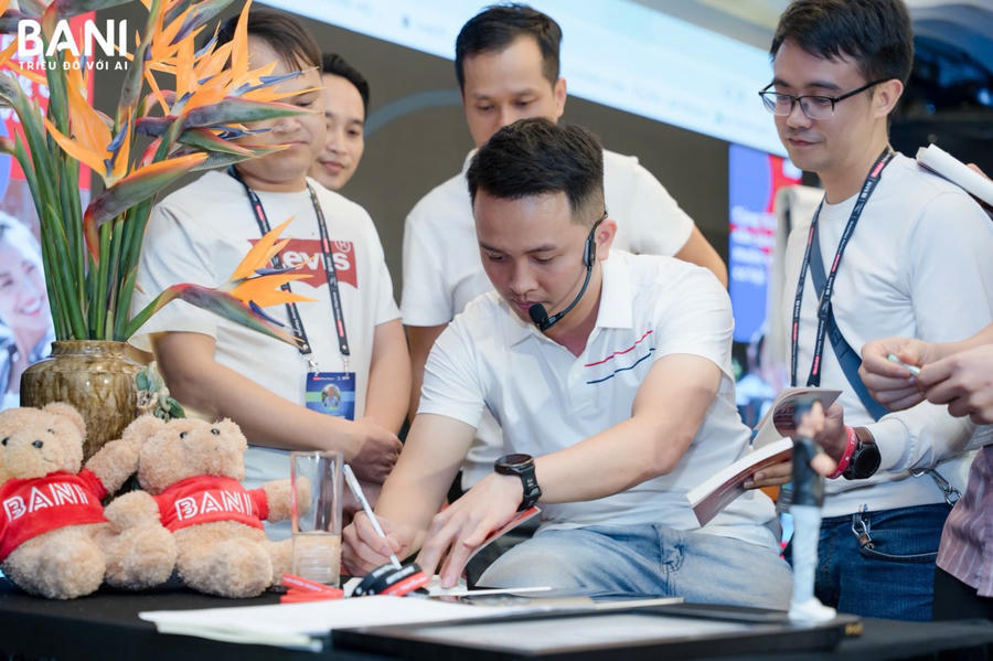 Ngô Văn Phúc (Phúc Bani)  ký tặng sách “28 ngày xây kênh YouTube view ngoại kiếm tiền".