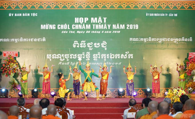 Thủ tướng dự họp mặt mừng Tết Chôl Chnăm Thmây