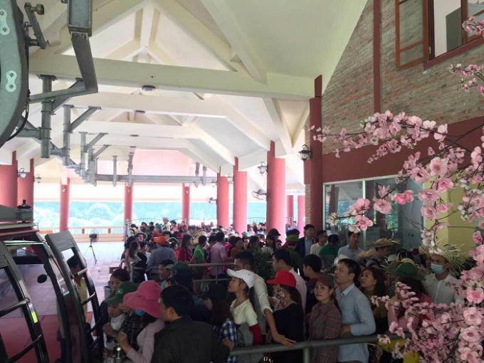 Du khách xếp hàng trật tự lên cáp treo.
