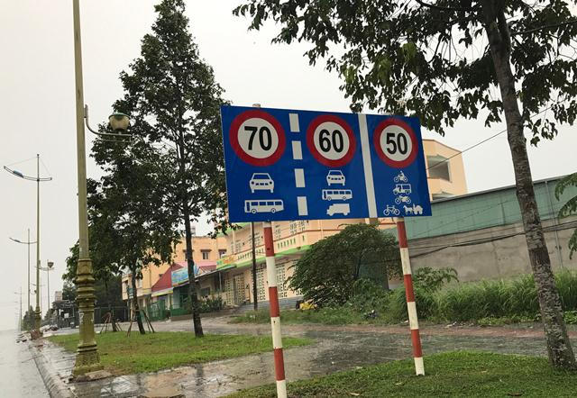 Biển báo trên đường Võ Văn Kiệt thể hiện rõ tốc độ tối đa cho phép là 70 km/h.