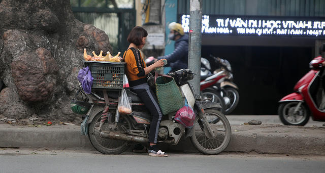 Dạn dày kinh nghiệm, nhiều tiểu thương lên xe máy chạy lòng vòng, đợi đến sau khi lực lượng chức năng rút khỏi lại quay về bán tiếp.