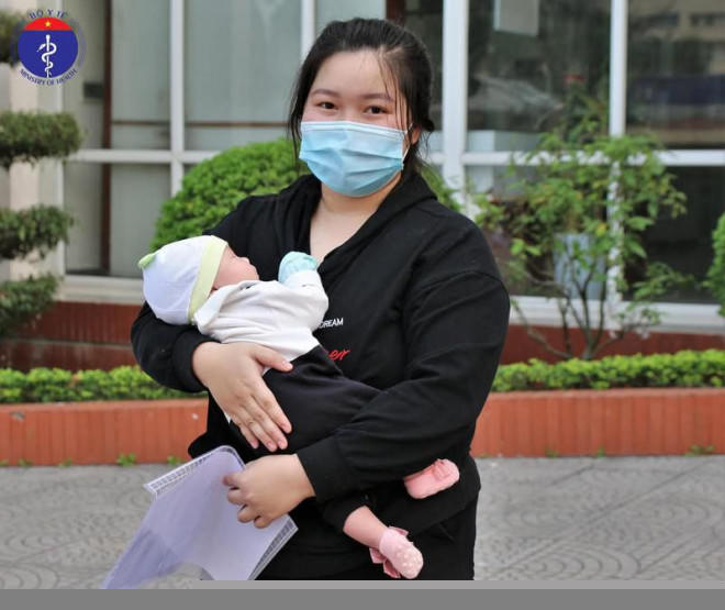 Bệnh nhân sơ sinh đầu tiên được công bố khỏi bệnh. Ảnh: ANH VĂN