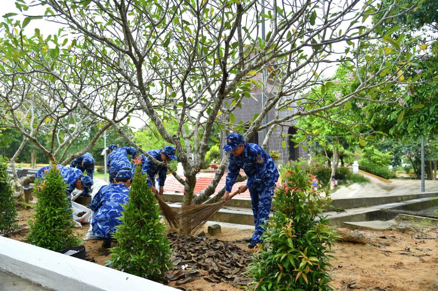 Cán bộ, chiến sĩ Bộ Tư lệnh Vùng Cảnh sát biển 4 vệ sinh, tu bổ nghĩa trang liệt sĩ Nắm Đấm, Phú Quốc.