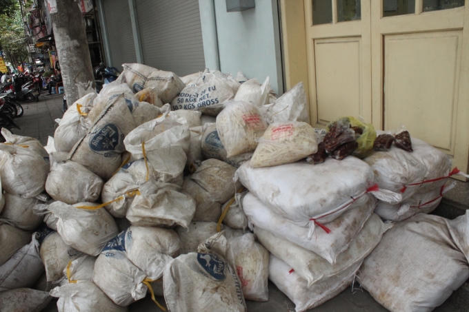 Số hàng hóa được đựng trong những bao tải bốc mùi.