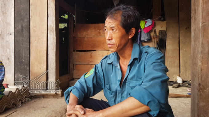 Ông Chính (bố em L) mong ngóng con gái trở về.