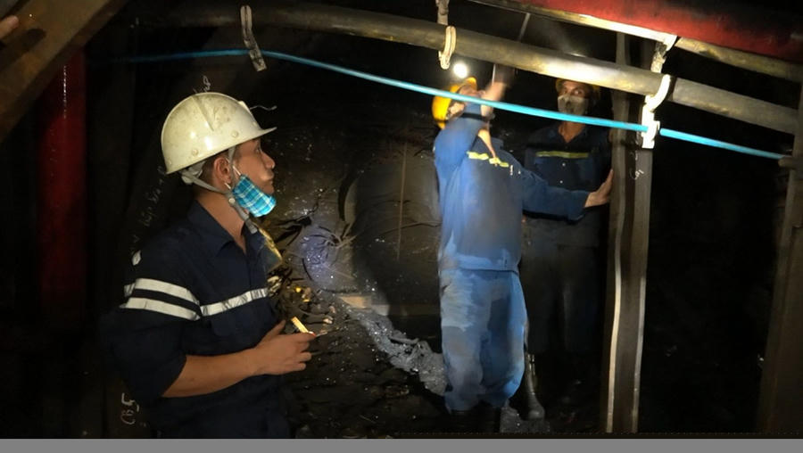 Anh Phạm Thành Công chỉ đạo phương án thi công khấu vượt phay lò chợ cơ giới hóa - Ảnh: NVCC