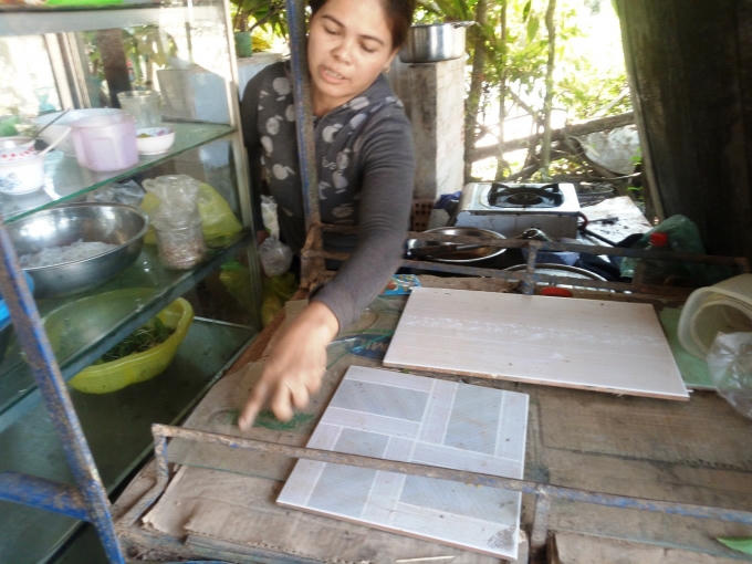 Bà Nguyễn Thị Lý chỉ bụi bặm bám vào các đồ dùng sinh hoạt của gia đình