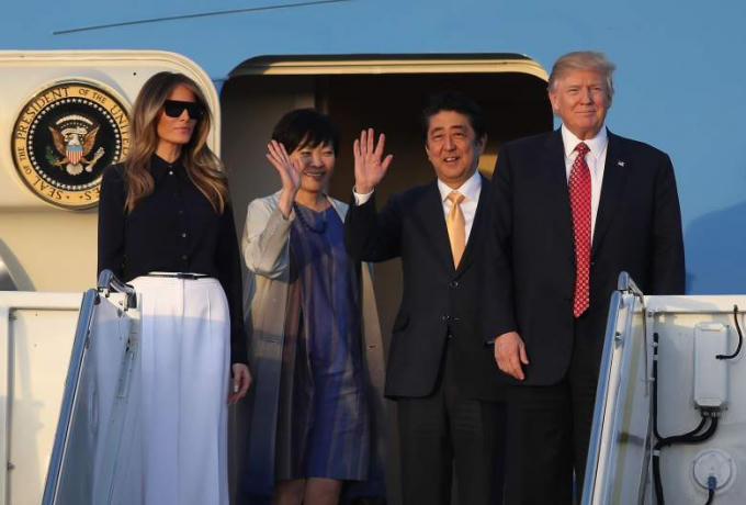 Chiều 10/2, vợ chồng Tổng thống Donald Trump và vợ chồng Thủ tướng Nhật Bản Shinzo Abe bay đến biệt thự nghỉ dưỡng ở Palm Beach, Florida sau khi hai nhà lãnh đạo gặp thượng đỉnh. (Ảnh: Getty)