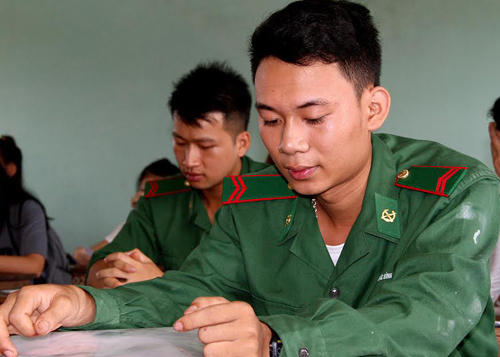 Thí sinh chuẩn bị vào phòng thi THPT quốc gia. Ảnh: Đức Hùng.