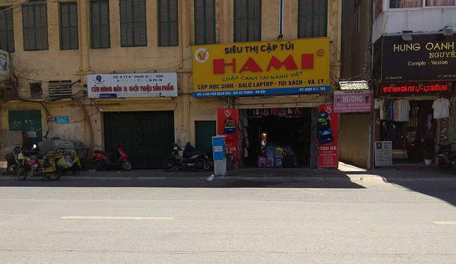 Đa phần người dân đều tìm mọi cách để vào bóng râm tránh nắng khiến phố phường bỗng thưa thớt hơn hẳn.