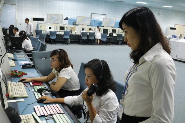 Dịp Tết, giờ nghỉ lao chị Hoa cũng phải phụ giúp đồng nghiệp
