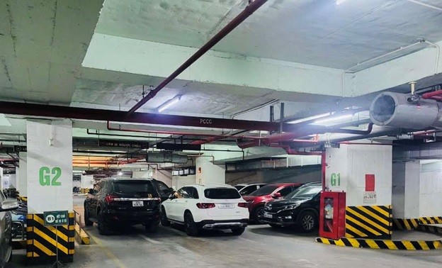 Một số xe chưa nộp phí dịch vụ đỗ chắn lối ra khỏi khu vực để xe ô tô tại tầng hầm B1 vào của tầng hầm Tòa N10 gây ách tắc di chuyển tối ngày 27/12/2024.