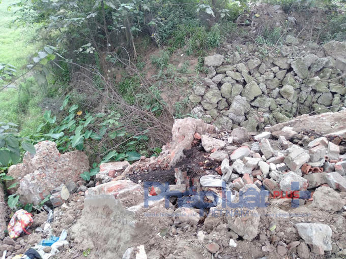 Yên Thường, Gia Lâm: Xe tải chở hàng trăm tấn phế thải xây dựng ngang nhiên đổ xuống mương, xuống ruộng