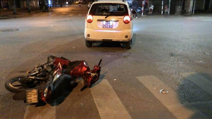 Đối tượng bỏ chạy và đâm vào chiếc xe taxi gây tai nạn.