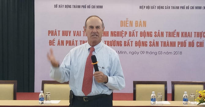 Giáo sư Richard Peiser chia sẻ tại diễn đàn - Ảnh: Danh Phú.