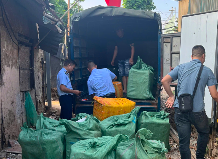 Lực lượng chức năng phát hiện 20 thùng xốp chứa 800kg thực phẩm đông lạnh gồm trứng gà non và tràng gà.