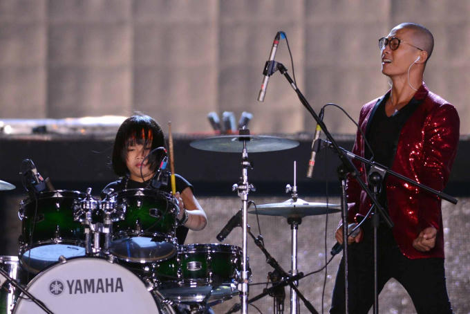 Không khí tiếp tục được đốt cháy với ca khúc rock “Chào ngày mới” của nhóm MTV. Thần đồng trống Trọng Nhân cũng tham gia đầy máu lửa khiến nhiều người cảm thấy thích thú.